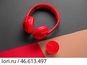 Наушники и беспроводной портативный динамик на цветном фоне. Стоковое фото, фотограф Pixel_shot / Фотобанк Лори