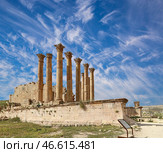 Temple of Zeus, Jordanian city of Jerash (Gerasa of Antiquity), capital and largest city of Jerash Governorate, Jordan. Against the background of a beautiful sky with clouds (2016 год). Стоковое фото, фотограф Владимир Журавлев / Фотобанк Лори