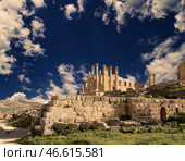Temple of Zeus, Jordanian city of Jerash (Gerasa of Antiquity), capital and largest city of Jerash Governorate, Jordan. Against the background of a beautiful sky with clouds (2016 год). Стоковое фото, фотограф Владимир Журавлев / Фотобанк Лори