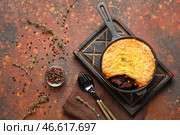 Сковорода с вкусным пастушьим пирогом на гранж-фоне. Стоковое фото, фотограф Pixel_shot / Фотобанк Лори