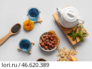 Композиция с чашками синего чая, орехами и сухофруктами на светлом фоне. Стоковое фото, фотограф Pixel_shot / Фотобанк Лори