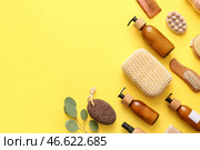 Набор банных принадлежностей с мочалкой на желтом фоне. Стоковое фото, фотограф Pixel_shot / Фотобанк Лори