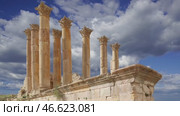 Temple of Zeus, Jordanian city of Jerash (Gerasa of Antiquity), capital and largest city of Jerash Governorate, Jordan. Against the background of a beautiful sky with clouds. Стоковое видео, видеограф Владимир Журавлев / Фотобанк Лори