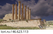 Temple of Zeus, Jordanian city of Jerash (Gerasa of Antiquity), capital and largest city of Jerash Governorate, Jordan. Against the background of a beautiful sky with clouds. Стоковое видео, видеограф Владимир Журавлев / Фотобанк Лори