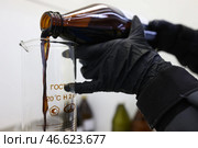 Определение фракционного состава нефти. Стоковое фото, фотограф Егор Алеев / ТАСС / Фотобанк Лори