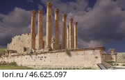 Temple of Zeus, Jordanian city of Jerash (Gerasa of Antiquity), capital and largest city of Jerash Governorate, Jordan. Against the background of a beautiful sky with clouds. 4K, time lapse, with zoom. Стоковое видео, видеограф Владимир Журавлев / Фотобанк Лори