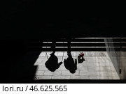 Собака на поводке с хозяевами в подземном переходе. Стоковое фото, фотограф Александр Щербак / ТАСС / Фотобанк Лори