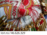 Коклюшки и незавершенное кружевное изделие. Стоковое фото, фотограф Александр Рюмин / ТАСС / Фотобанк Лори