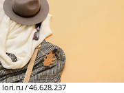 Стильная женская куртка, свитер, фетровая шляпа, солнцезащитные очки, ремень и осенний лист на цветном фоне. Стоковое фото, фотограф Pixel_shot / Фотобанк Лори