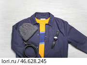 Стильная куртка, смарт-часы, свитер, шляпа и пояс на светлом деревянном фоне. Стоковое фото, фотограф Pixel_shot / Фотобанк Лори