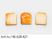 Вкусный тост с мандариновым джемом на белом фоне. Стоковое фото, фотограф Pixel_shot / Фотобанк Лори