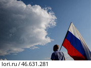 Флаг Российской Федерации в руках прохожего. Стоковое фото, фотограф Донат Сорокин / ТАСС / Фотобанк Лори