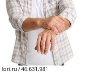 Старший мужчина страдает от синдрома Паркинсона на белом фоне, близком расстоянии. Стоковое фото, фотограф Pixel_shot / Фотобанк Лори