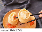 Еда вкусных восточных пельменей, крупным планом. Стоковое фото, фотограф Pixel_shot / Фотобанк Лори