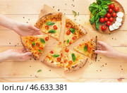 Люди берут кусочки вкусной пиццы Маргариты со стола. Стоковое фото, фотограф Pixel_shot / Фотобанк Лори