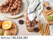 Чашка с вкусной сладкой пузырьковой вафлей на столе. Стоковое фото, фотограф Pixel_shot / Фотобанк Лори