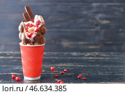 Чашка с вкусной сладкой пузырьковой вафельной на темном деревянном фоне. Стоковое фото, фотограф Pixel_shot / Фотобанк Лори