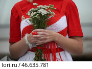 Букет цветов в руках. Стоковое фото, фотограф Наталия Федосенко / ТАСС / Фотобанк Лори