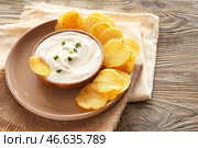 Вкусная сметана и картофельные чипсы на столе. Стоковое фото, фотограф Pixel_shot / Фотобанк Лори