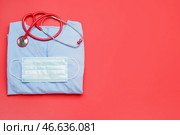 Медицинская маска, медицинская форма и стетоскоп на цветном фоне. Стоковое фото, фотограф Pixel_shot / Фотобанк Лори