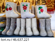 Валенки с резиновыми галошами. Стоковое фото, фотограф Валерий Шарифулин / ТАСС / Фотобанк Лори