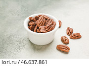 Чаша с вкусными орехами пекан на светлом фоне. Стоковое фото, фотограф Pixel_shot / Фотобанк Лори