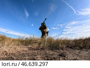 Военнослужащий с оружием с глушителем. Стоковое фото, фотограф Алексей Коновалов / ТАСС / Фотобанк Лори