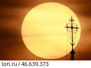 Церковный крест на фоне солнца на рассвете. Стоковое фото, фотограф Владимир Смирнов / ТАСС / Фотобанк Лори