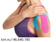 Спортивная женщина с физиотерапевтической лентой, нанесенной на плечо на белом фоне, крупным планом. Стоковое фото, фотограф Pixel_shot / Фотобанк Лори