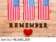 Флаги США и текст ПОМНИТЕ на деревянной предпосылке. Празднование Дня памяти. Стоковое фото, фотограф Pixel_shot / Фотобанк Лори