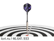 Дартс с хитом яблочко на белом фоне. Стоковое фото, фотограф Pixel_shot / Фотобанк Лори