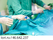 Руки медицинского персонала, проводящего хирургическую операцию пациенту. Стоковое фото, фотограф Евгений Силантьев / ТАСС / Фотобанк Лори