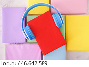 Книги и современные наушники на столе. Концепция аудиокниги. Стоковое фото, фотограф Pixel_shot / Фотобанк Лори