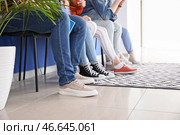 Люди в очереди в помещении. Стоковое фото, фотограф Pixel_shot / Фотобанк Лори