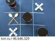 Творческая композиция с бокалами колы и сахара на сером фоне. Стоковое фото, фотограф Pixel_shot / Фотобанк Лори