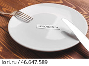 Тарелка и столовые приборы с надписью ANOREXIA на столе. Стоковое фото, фотограф Pixel_shot / Фотобанк Лори