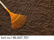 Грабли для садоводства на почвенном фоне. Стоковое фото, фотограф Pixel_shot / Фотобанк Лори