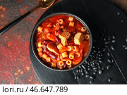 Чаша с вкусной пастой и фасолью на цветном фоне. Стоковое фото, фотограф Pixel_shot / Фотобанк Лори