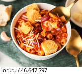 Еда вкусных макарон и фасоли в миске, крупным планом. Стоковое фото, фотограф Pixel_shot / Фотобанк Лори