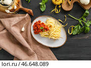 Тарелка с вкусной пастой болоньезе на столе. Стоковое фото, фотограф Pixel_shot / Фотобанк Лори
