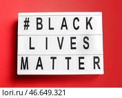 Доска с хештегом BLACK LIVES MATTER на цветном фоне. Стоковое фото, фотограф Pixel_shot / Фотобанк Лори