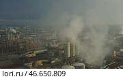 Oil and gas refinery plant. Стоковое видео, видеограф Михаил Коханчиков / Фотобанк Лори