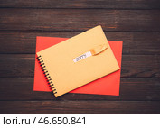 Слово ИЗВИНЕНИЕ видно сквозь разорванную бумажную страницу блокнота на столе. Стоковое фото, фотограф Pixel_shot / Фотобанк Лори