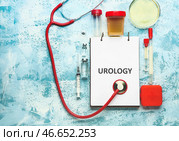 Блокнот с текстом УРОЛОГИЯ, стетоскоп, лекарства и образец мочи на цветном фоне. Стоковое фото, фотограф Pixel_shot / Фотобанк Лори