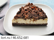 Тарелка с кусочком вкусного шоколадного чизкейка на столе. Стоковое фото, фотограф Pixel_shot / Фотобанк Лори