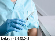 Косметолог держит шприц с наполнителем для инъекций, крупным планом. Стоковое фото, фотограф Pixel_shot / Фотобанк Лори