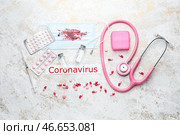 Лекарства от коронавируса со стетоскопом на белом фоне. Стоковое фото, фотограф Pixel_shot / Фотобанк Лори