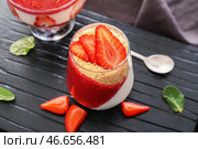 Стакан с вкусной панна коттой на столе. Стоковое фото, фотограф Pixel_shot / Фотобанк Лори