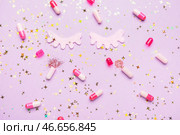 Композиция со снотворным на цветном фоне. Стоковое фото, фотограф Pixel_shot / Фотобанк Лори
