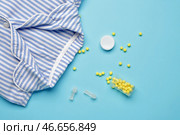 Пижамы и снотворное на цветном фоне. Стоковое фото, фотограф Pixel_shot / Фотобанк Лори